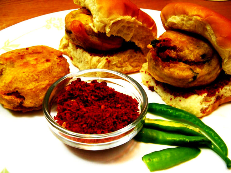 2. Anand Vada Pav